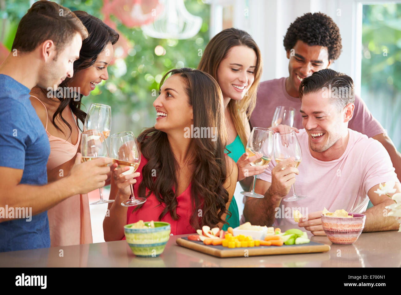 Grupo de amigos disfrutando de bebidas fiesta en casa Foto de stock