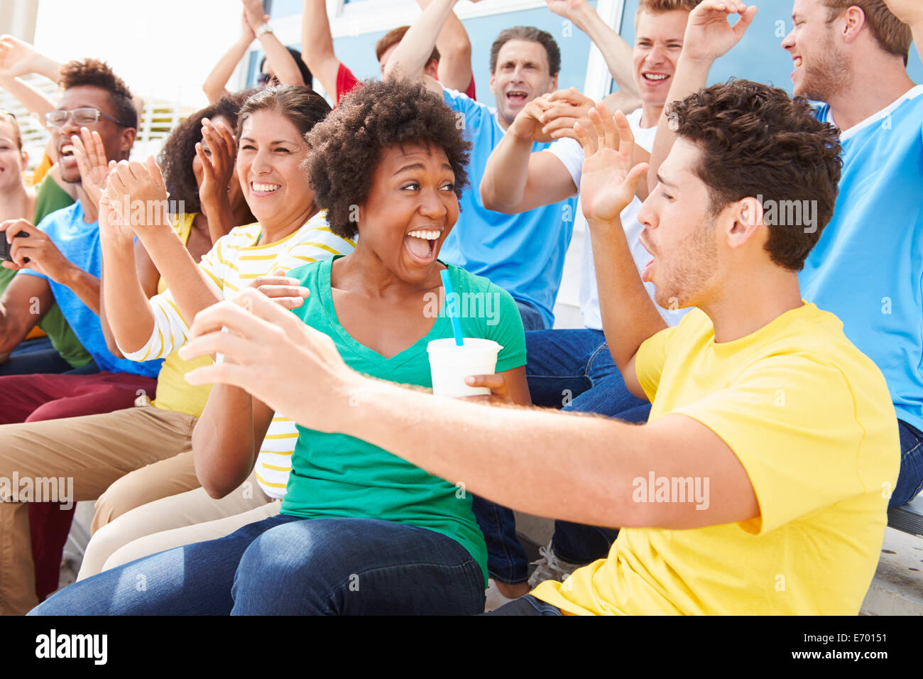 Los espectadores en los colores del equipo ver eventos deportivos Foto de stock