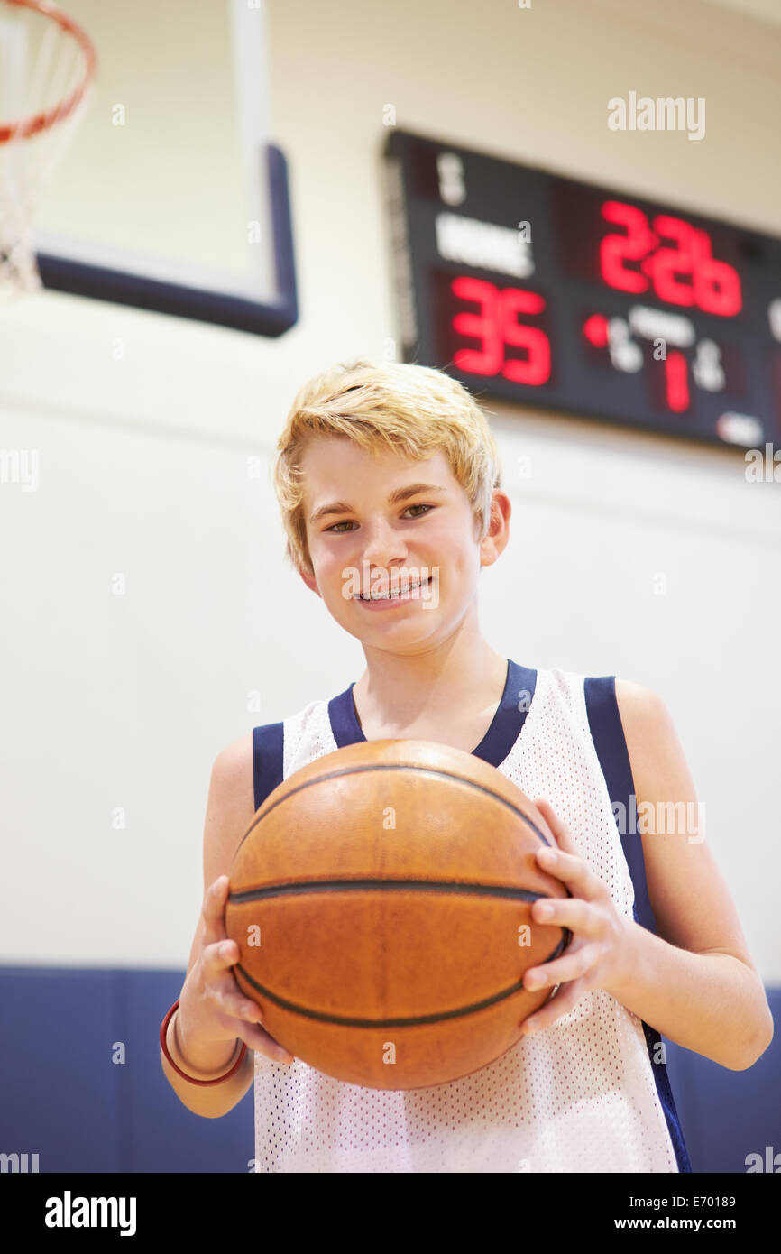 Retrato del jugador de baloncesto de la Escuela Secundaria Masculina Foto de stock