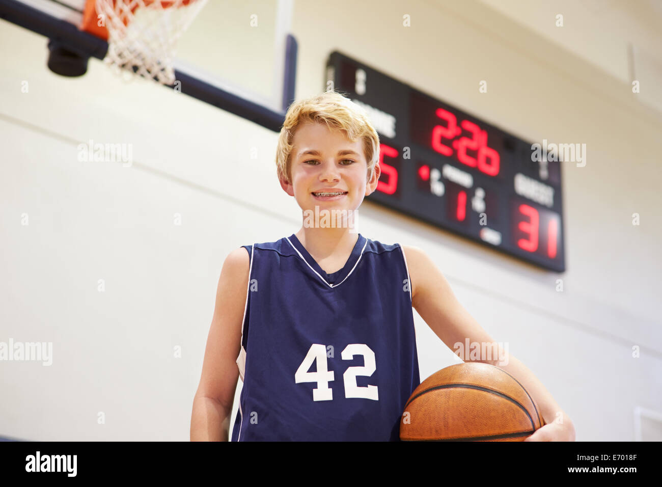 Retrato del jugador de baloncesto de la Escuela Secundaria Masculina Foto de stock