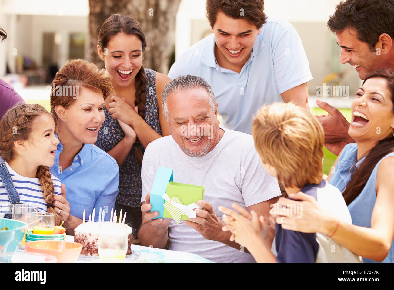 Generación de múltiples Familia celebrando un cumpleaños en el jardín Foto de stock