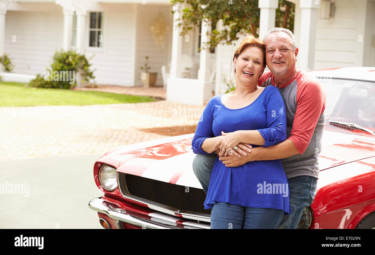 Las parejas ancianas con coches clásicos restaurados Foto de stock