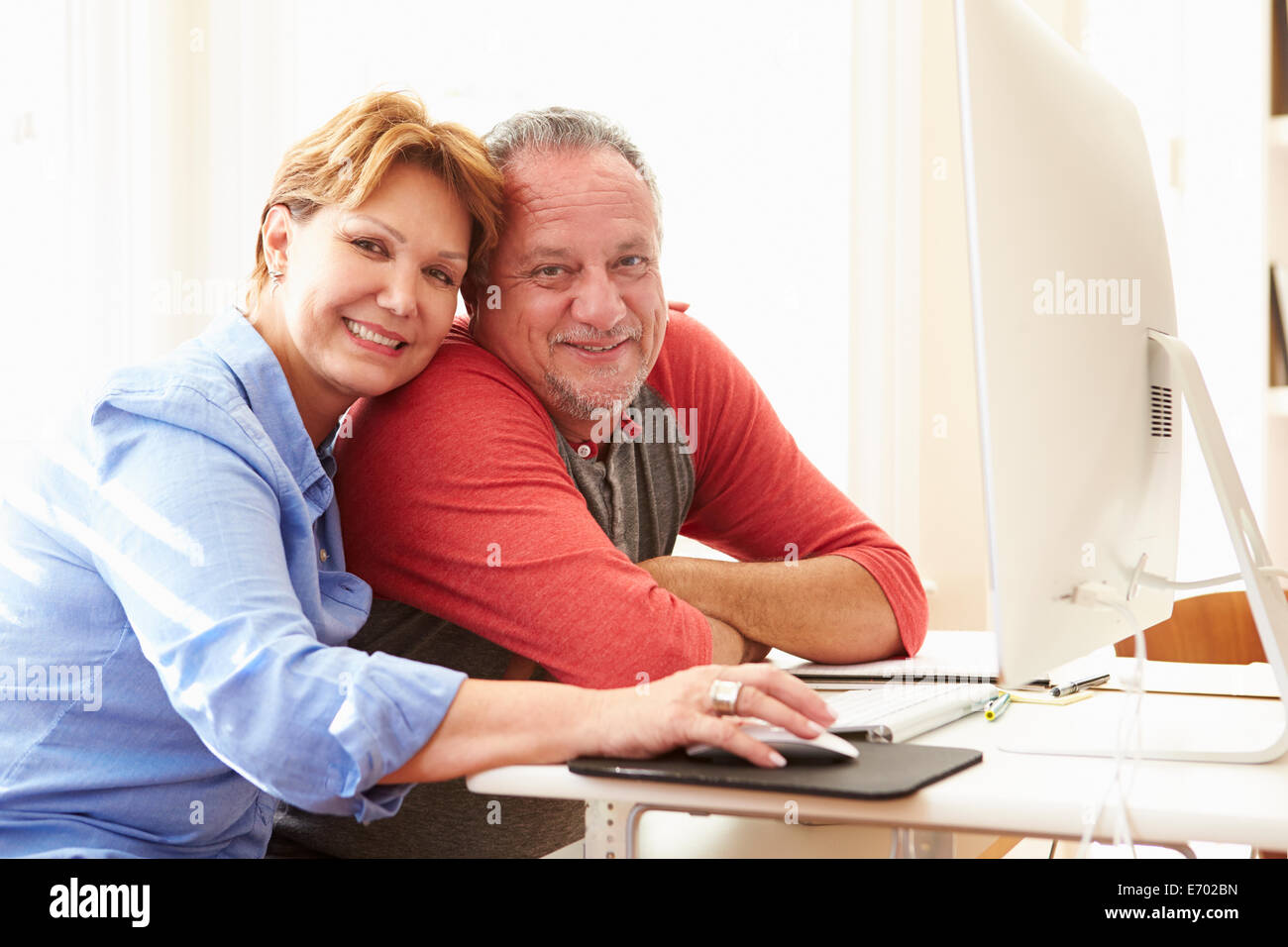Las parejas ancianas con ordenador en casa Foto de stock