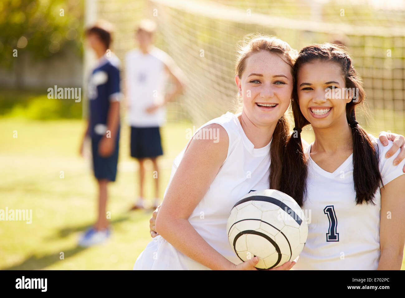 Los miembros del equipo de fútbol de la Escuela Secundaria Femenina Foto de stock