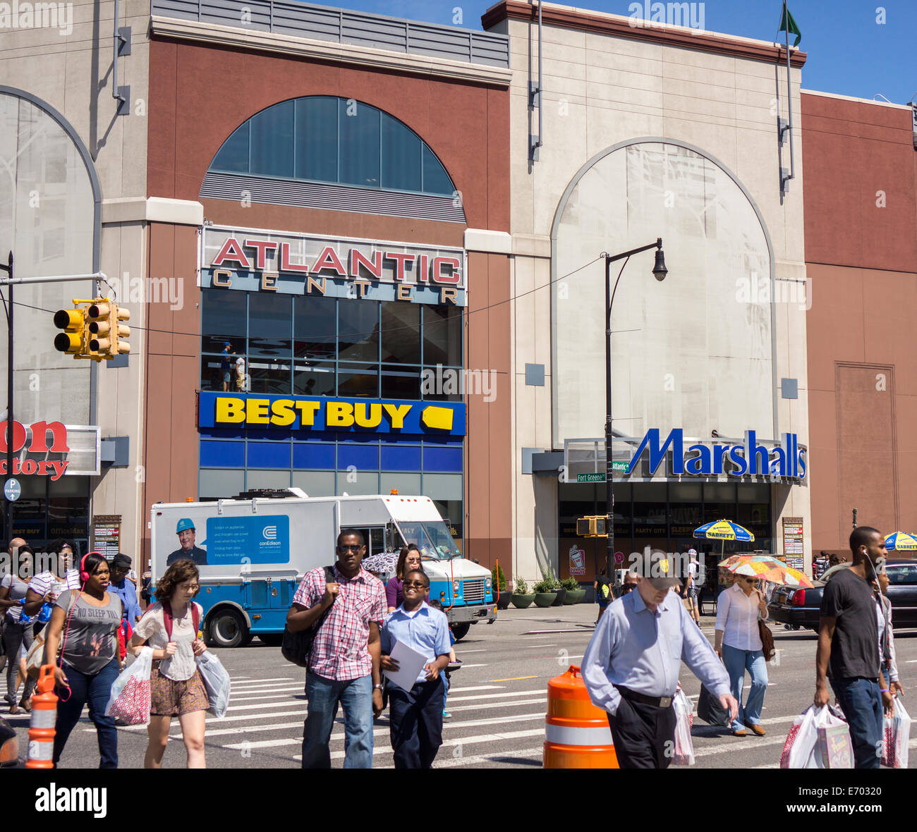 Los compradores fuera de la Atlantic Center Mall en Downtown Brooklyn en  Nueva York Fotografía de stock - Alamy