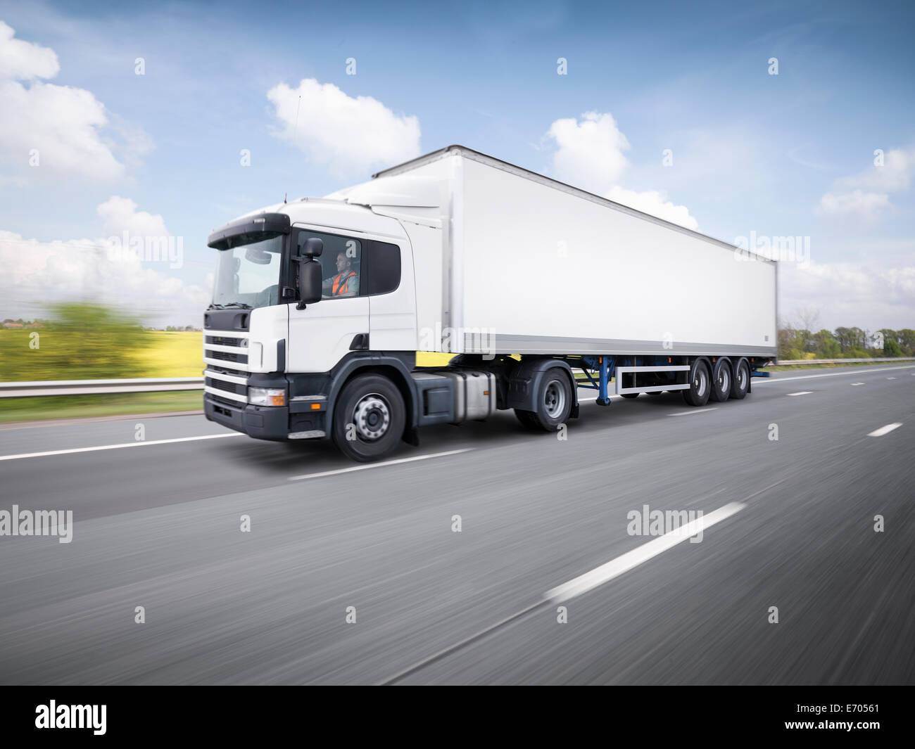 Camión de carga en movimiento en la autopista Foto de stock