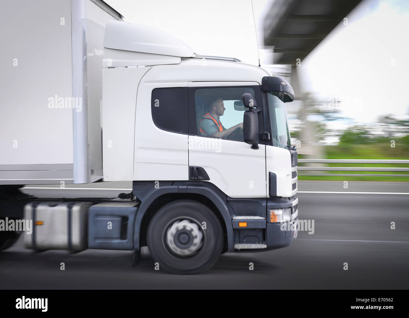 Camión de carga en movimiento en la autopista Foto de stock