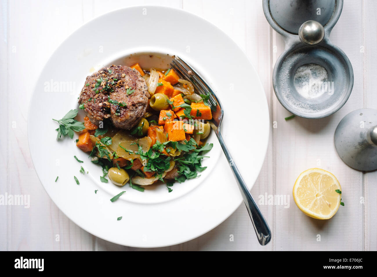 Plato de carne y verduras Foto de stock