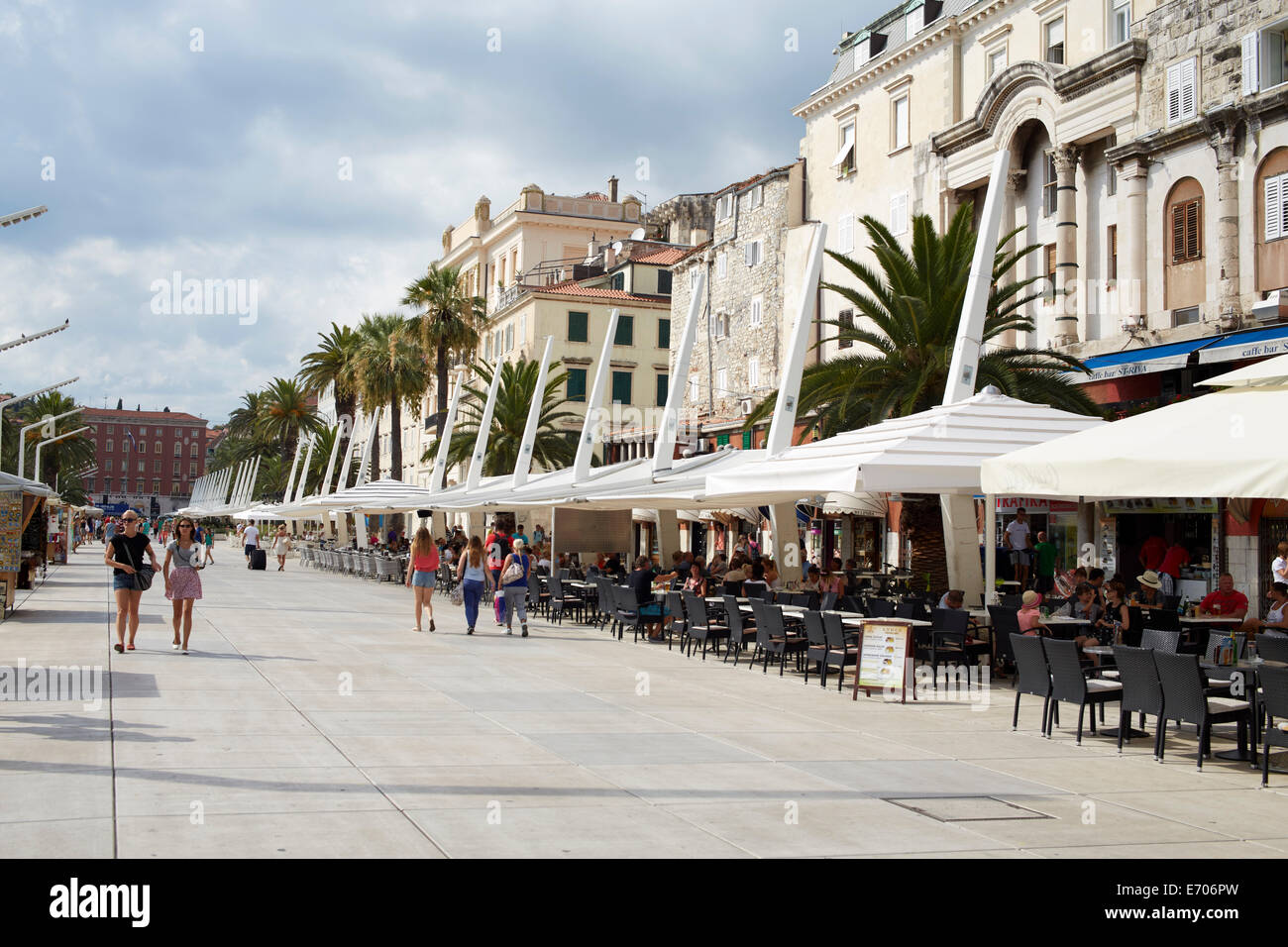 Split, Croacia, el paseo marítimo. Split es la segunda ciudad más grande de Croacia Foto de stock