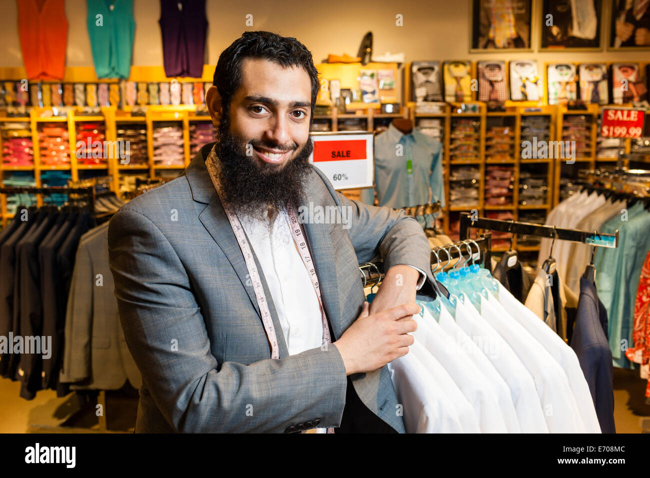 Retrato de sastre inclinada contra los raíles en la tienda de ropa de  hombres Fotografía de stock - Alamy