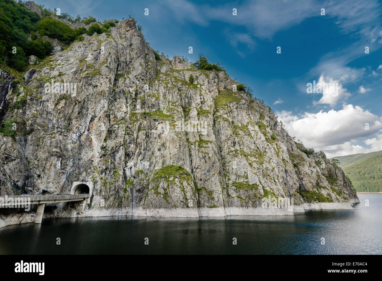 Puede llegar fácilmente al Lago Vidraru siguiendo el Transfagarasan Rode. Lago Vidraru tiene un aria de 893 hectáreas y está a 155 m Foto de stock