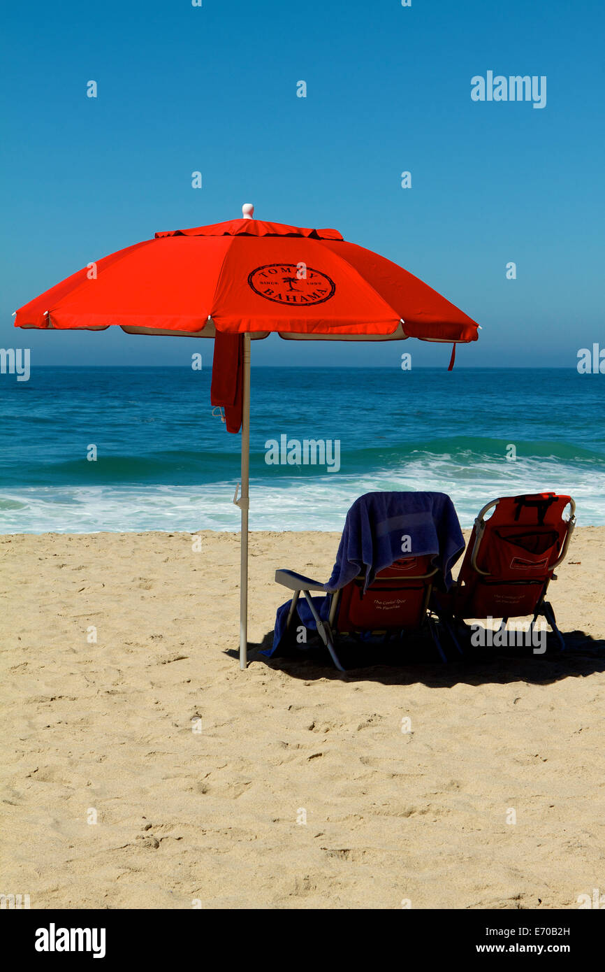 novato oscuro Compulsión Mil pasos Beach en Laguna Beach, California rojo brillante Tommy Bahama  paraguas con sillas de playa vacía Fotografía de stock - Alamy