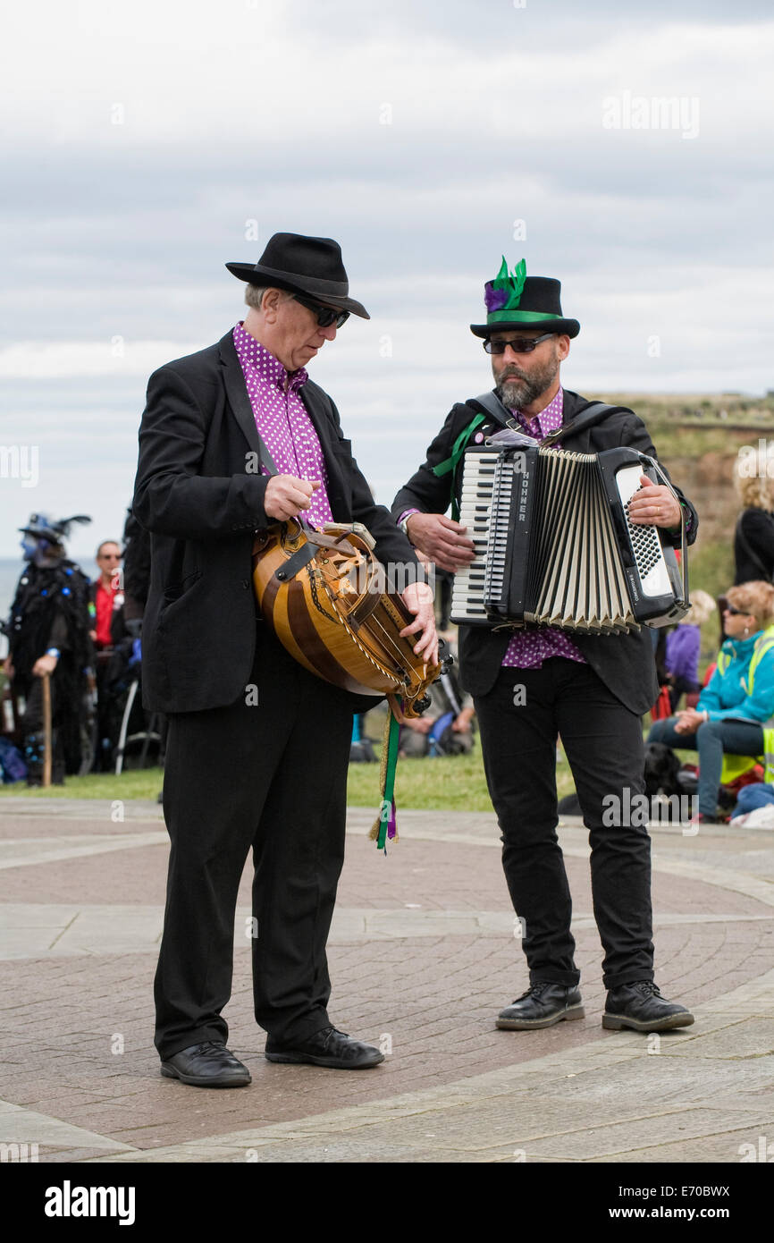 Músicos con el Mortimer Morris en el Whitby Folk Festival. Foto de stock