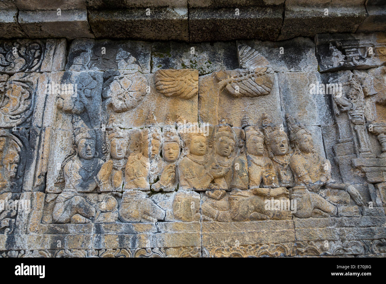 Borobudur, Java, Indonesia. Bajorrelieve tallado en piedra que muestra escenas de la vida del Buda. Foto de stock