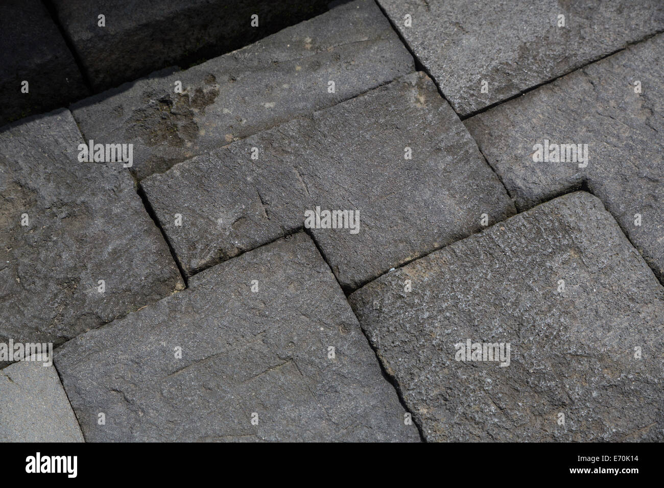 Borobudur, Java, Indonesia. La técnica de la construcción. Piedras preciosas cortadas para recibir otras piedras entrelazadas. Foto de stock