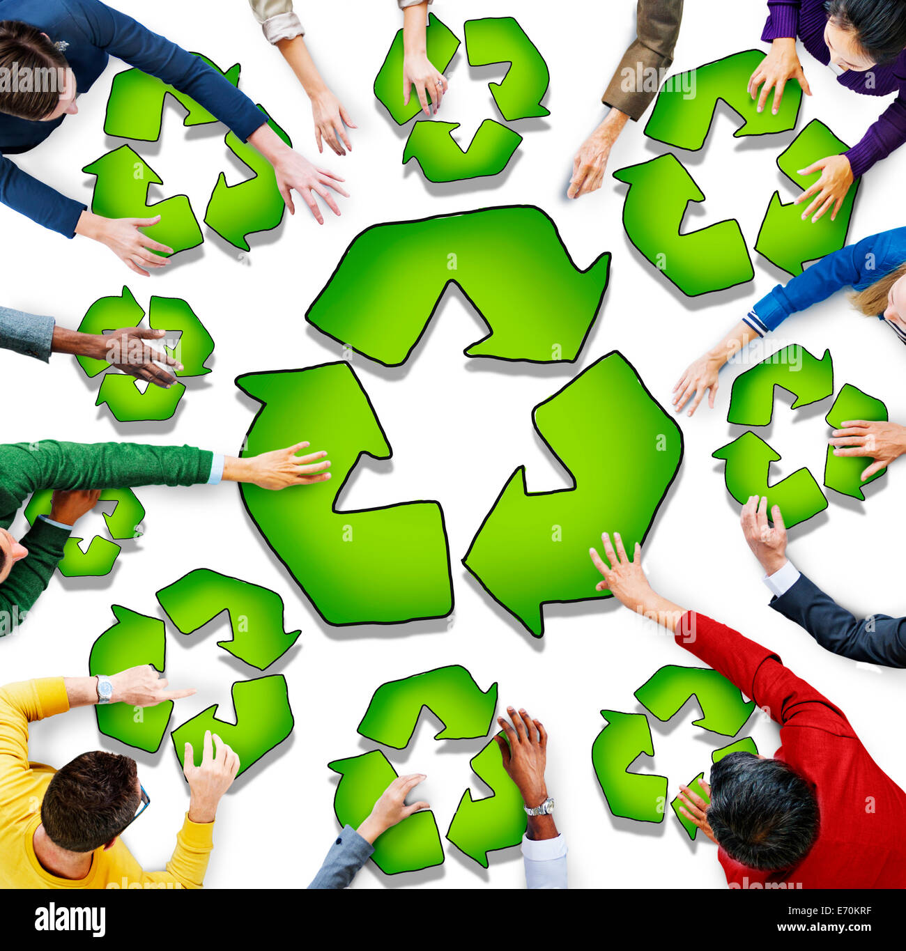 Grupo Multi tnico De Gente Con S mbolo De Reciclaje Fotograf a De Stock