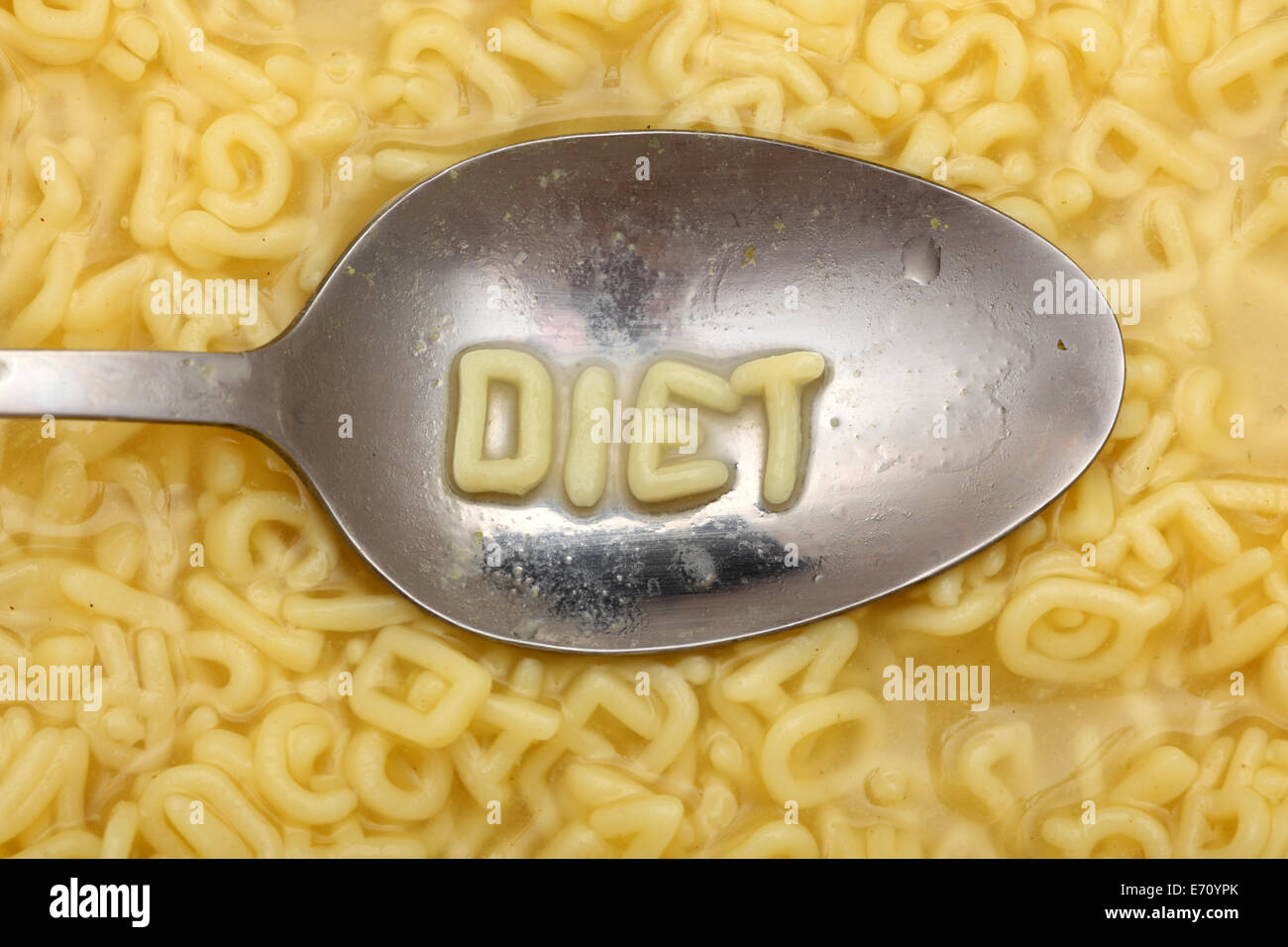 Las letras del alfabeto en cuchara deletrear 'dieta'. Sopa de pasta. Closeup. Foto de stock