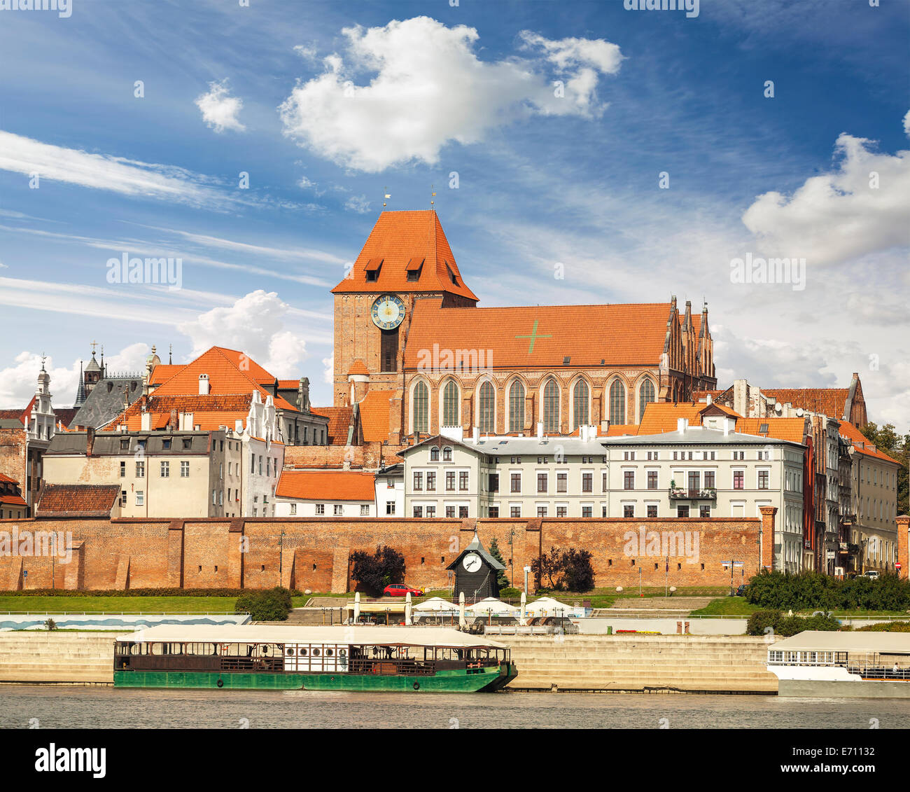 Torun - ciudad situada en la ribera del río Vístula, Polonia. Foto de stock