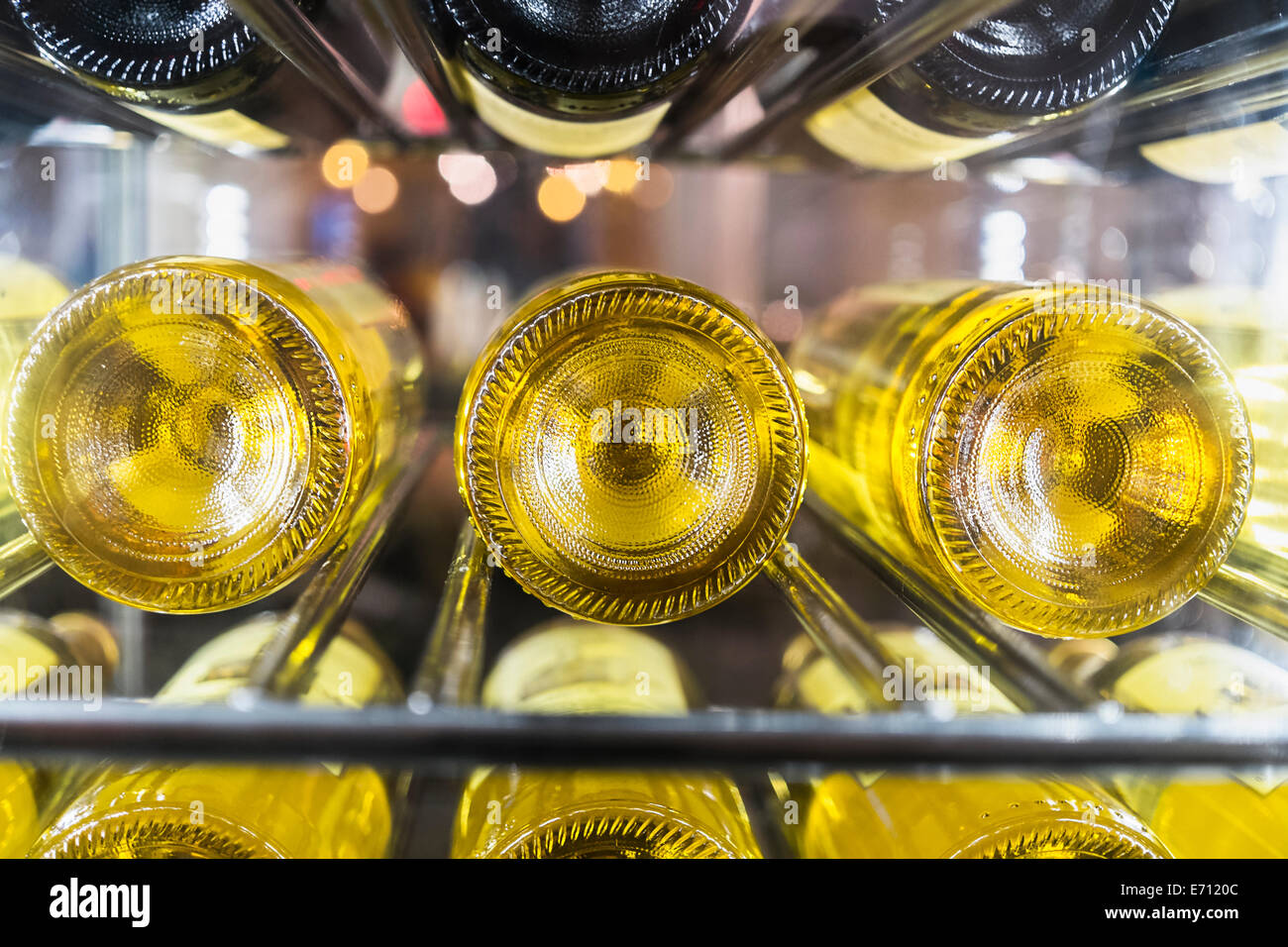 Vista de botellas de vino blanco establecido en un rack en un sótano. Foto de stock