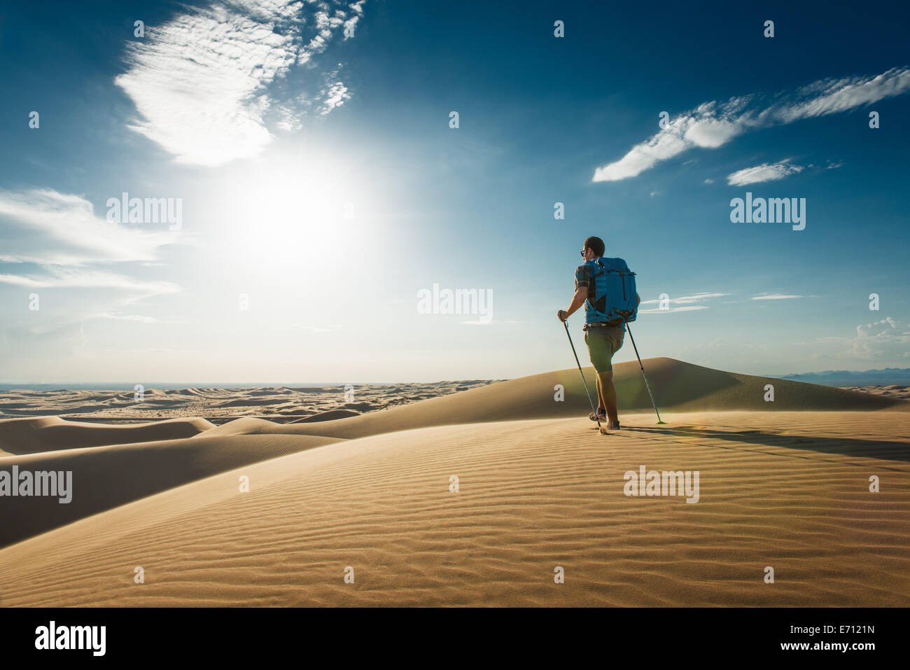 Hombre senderismo en las dunas de arena de Glamis, California, EE.UU. Foto de stock