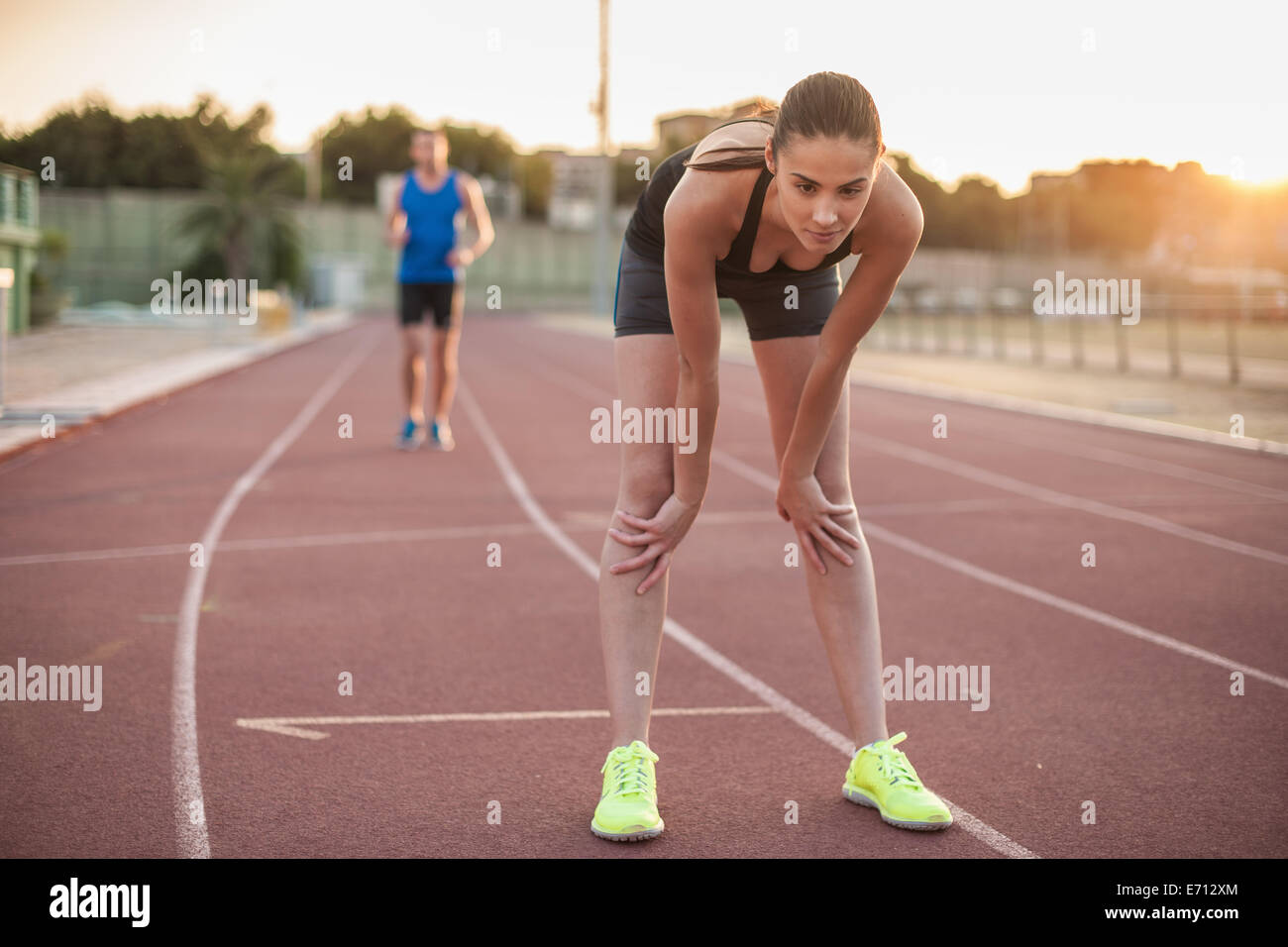 Inclinado hacia adelante fotografías e imágenes de alta resolución Alamy