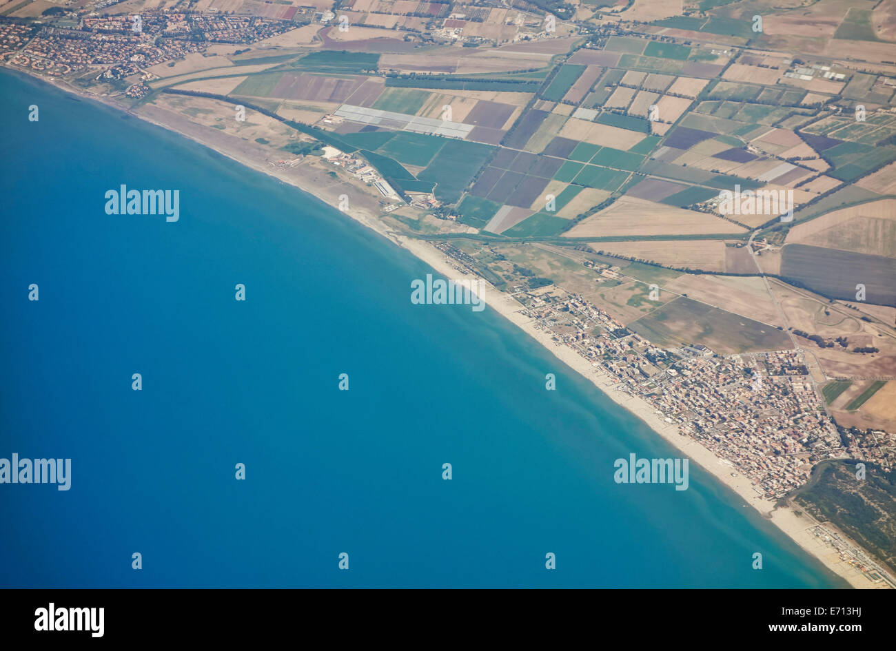 Vista aérea del mar y la costa, Roma, Italia Foto de stock