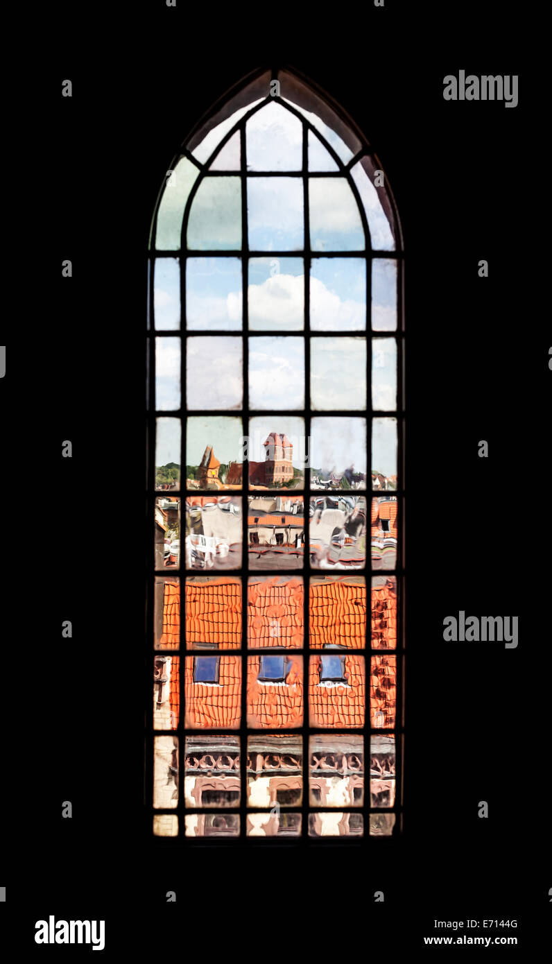 Visión distorsionada de Torun, ciudad vieja iglesia visible a través de la vidriera, Polonia. Foto de stock