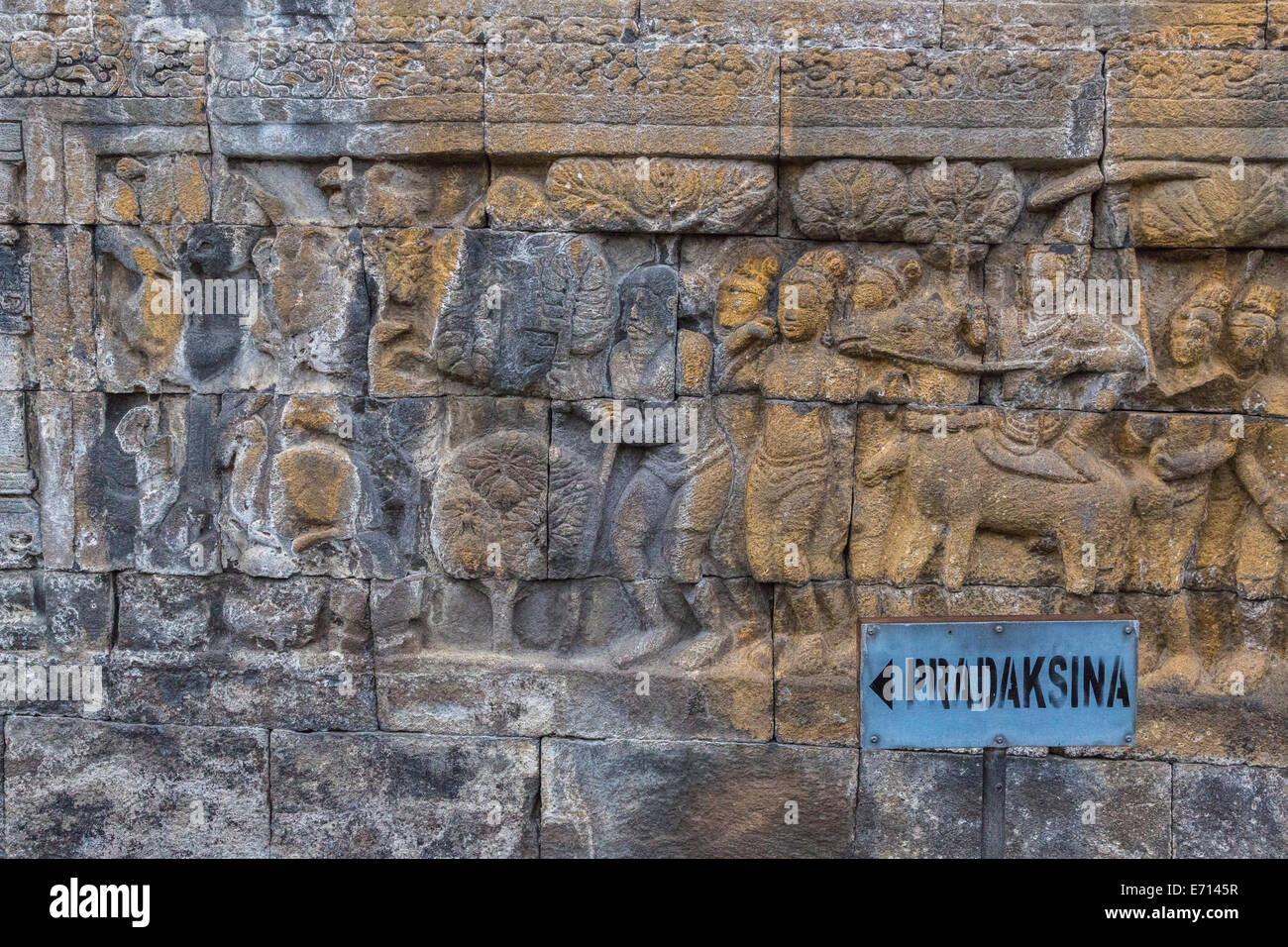 Borobudur, Java, Indonesia. Escenas de la vida del Buda. "Pradaksina' indica el sentido de las agujas del reloj para caminar. Foto de stock