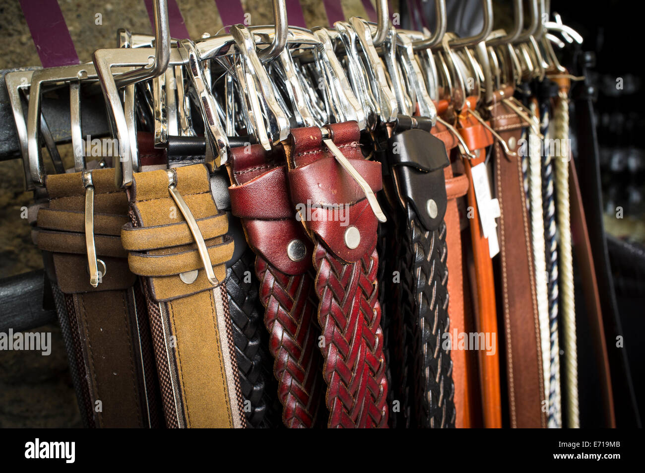 Cierre de hebillas de cinturones de cuero para la venta en una tienda en  Italia Fotografía de stock - Alamy