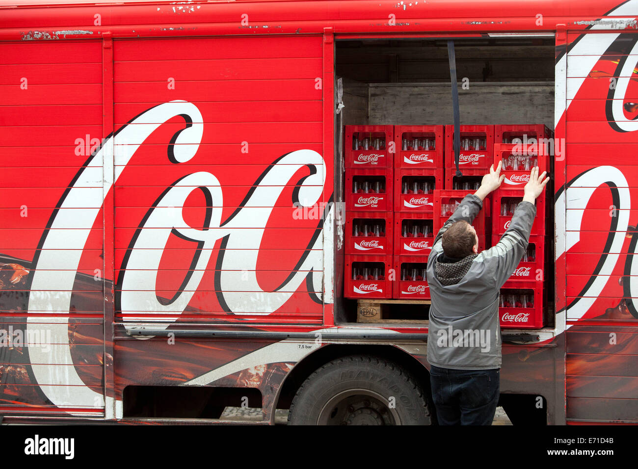 Camión De Entrega De Cocacola Rojo Brillante Girando En La 5ª Avenida En El  Centro De Manhattan. Camión De Entrega Lleno De Coca a Foto editorial -  Imagen de anuncio, acoplado: 190900921