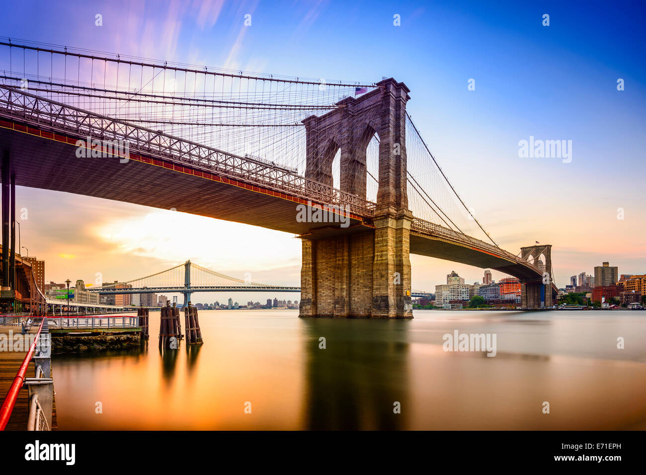 La Ciudad de Nueva York, EE.UU. en el puente de Brooklyn y el East River al amanecer. Foto de stock