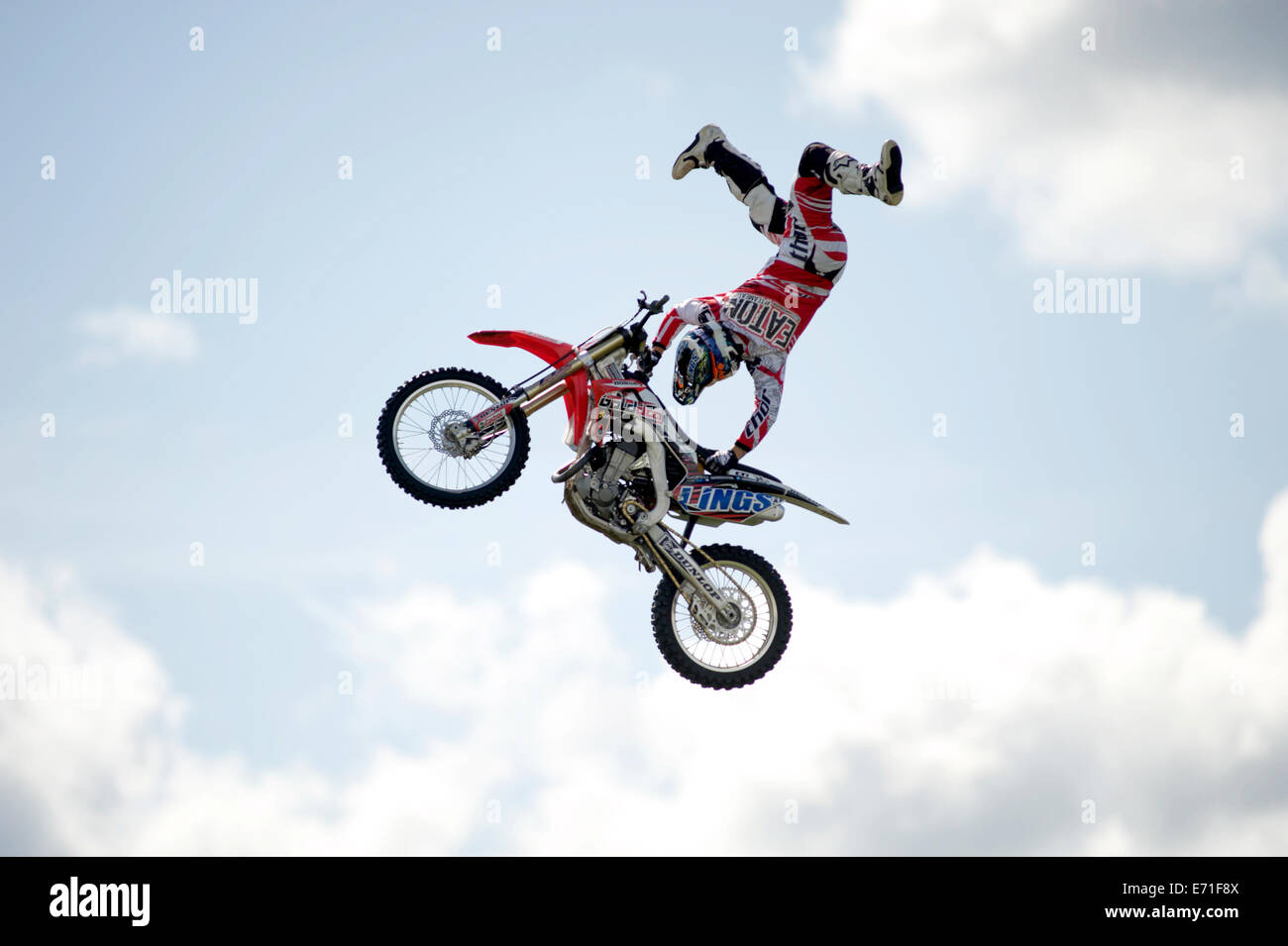 Un jinete de la Motocicleta Lings Bolddog Team en la pantalla y en Edenbridge Oxted Show agrícola en el aire. Foto de stock