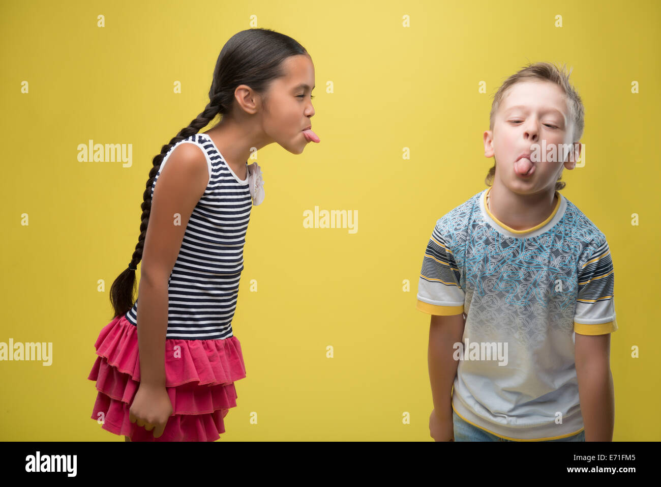 Niño y niña Foto de stock