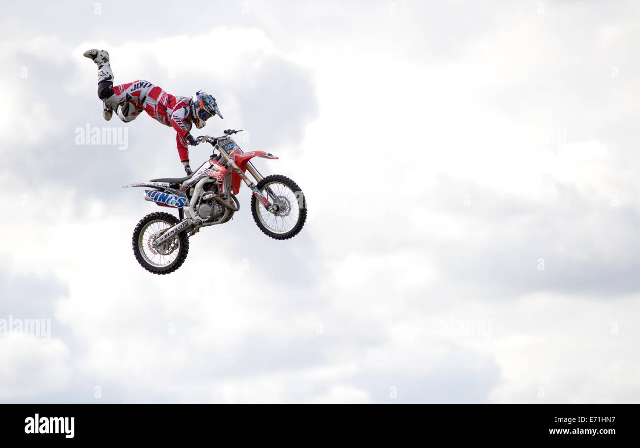 Un jinete de la Motocicleta Lings Bolddog Team en la pantalla y en Edenbridge Oxted Show agrícola en el aire. Foto de stock