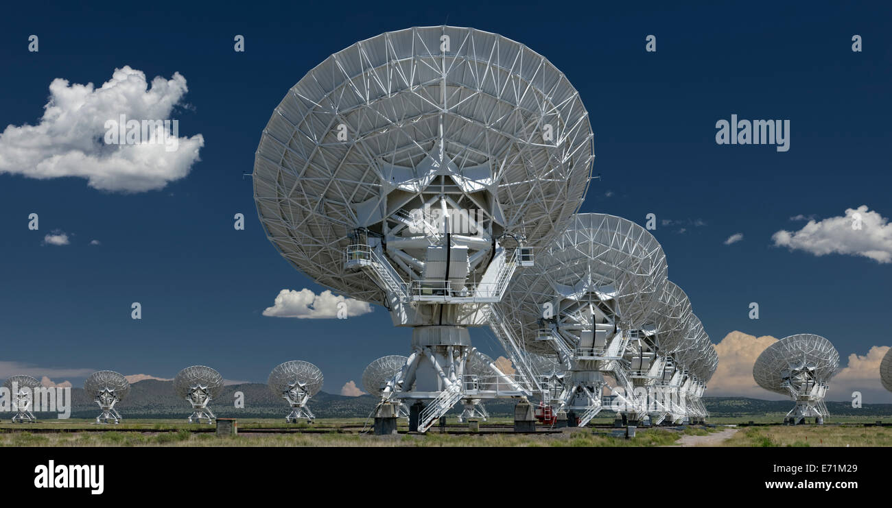 El VLA (Very Large Array - Radio Telescopio en Socorro, Nuevo México, un interferómetro astronómico es una matriz de telescopios o Foto de stock