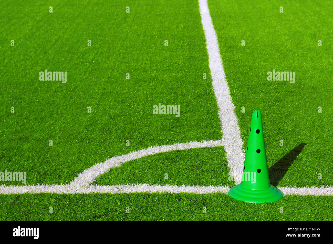 Detalle de la esquina deportes marca en un campo de hierba con cono de plástico verde Foto de stock