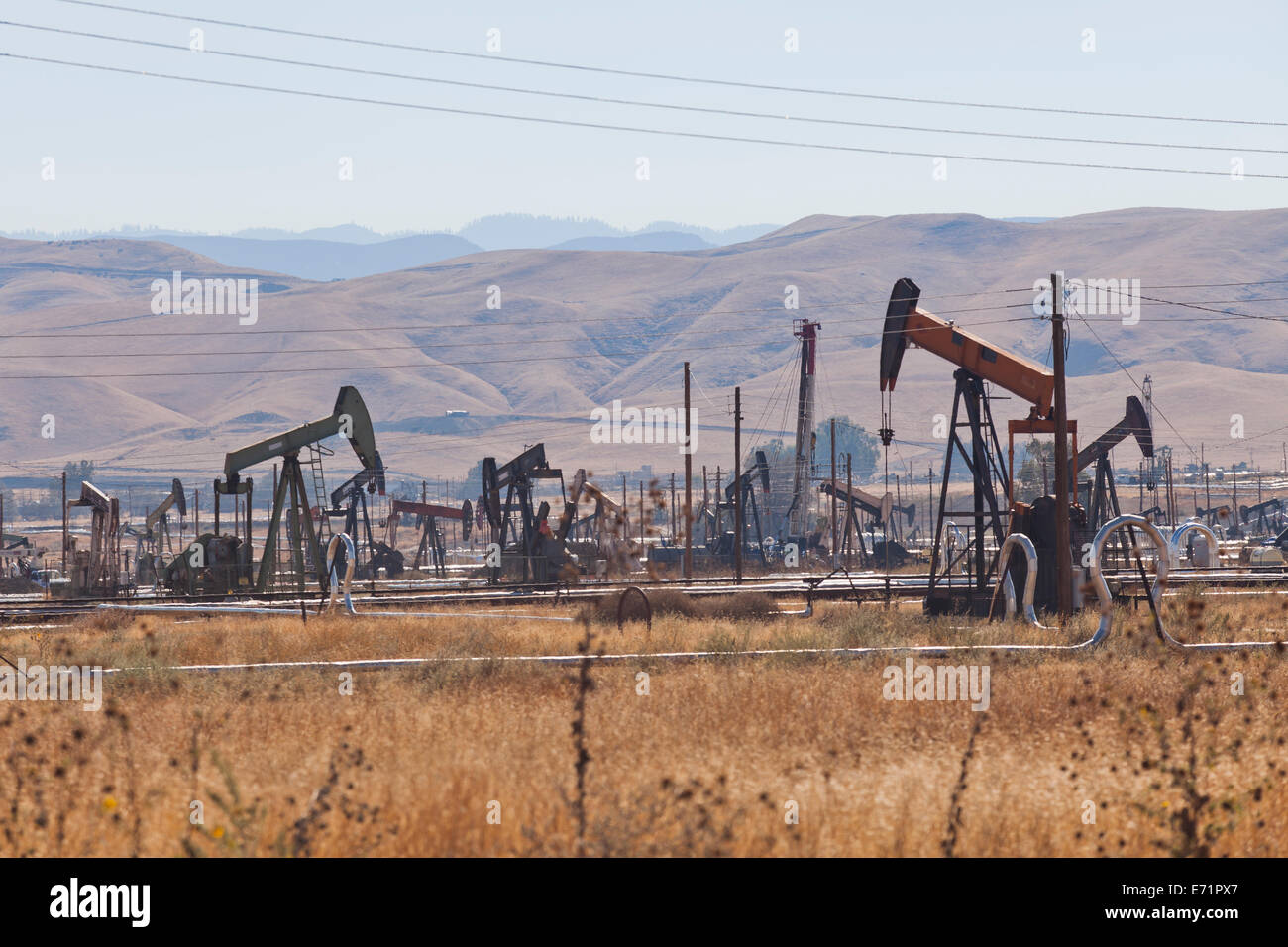 Oil pumpjacks - Kern River campo petrolífero, Coalinga, California, EE.UU. Foto de stock