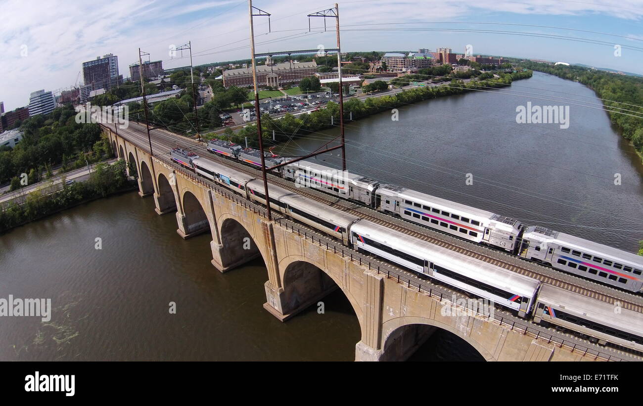 Imagen aérea de trenes que cruzan el corredor noreste puente ferroviario sobre el río Raritan en New Brunswick, Nueva Jersey Foto de stock