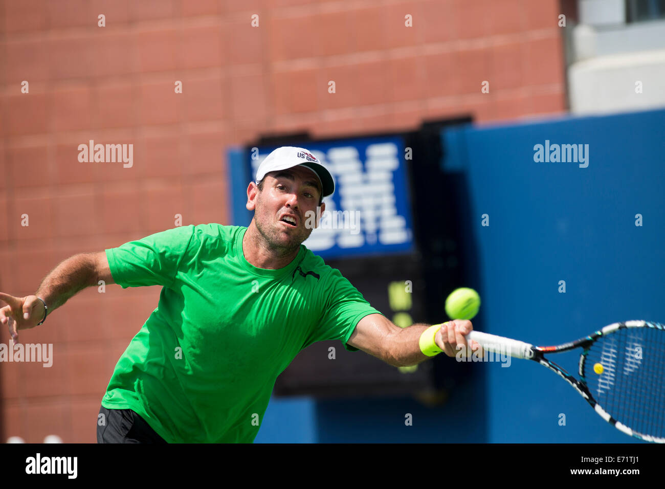 Wayne Odesnik (USA) en la primera ronda de acción durante el día 2 del US Open de tenis campeonatos. © Paul J. Sutton/PCN Foto de stock