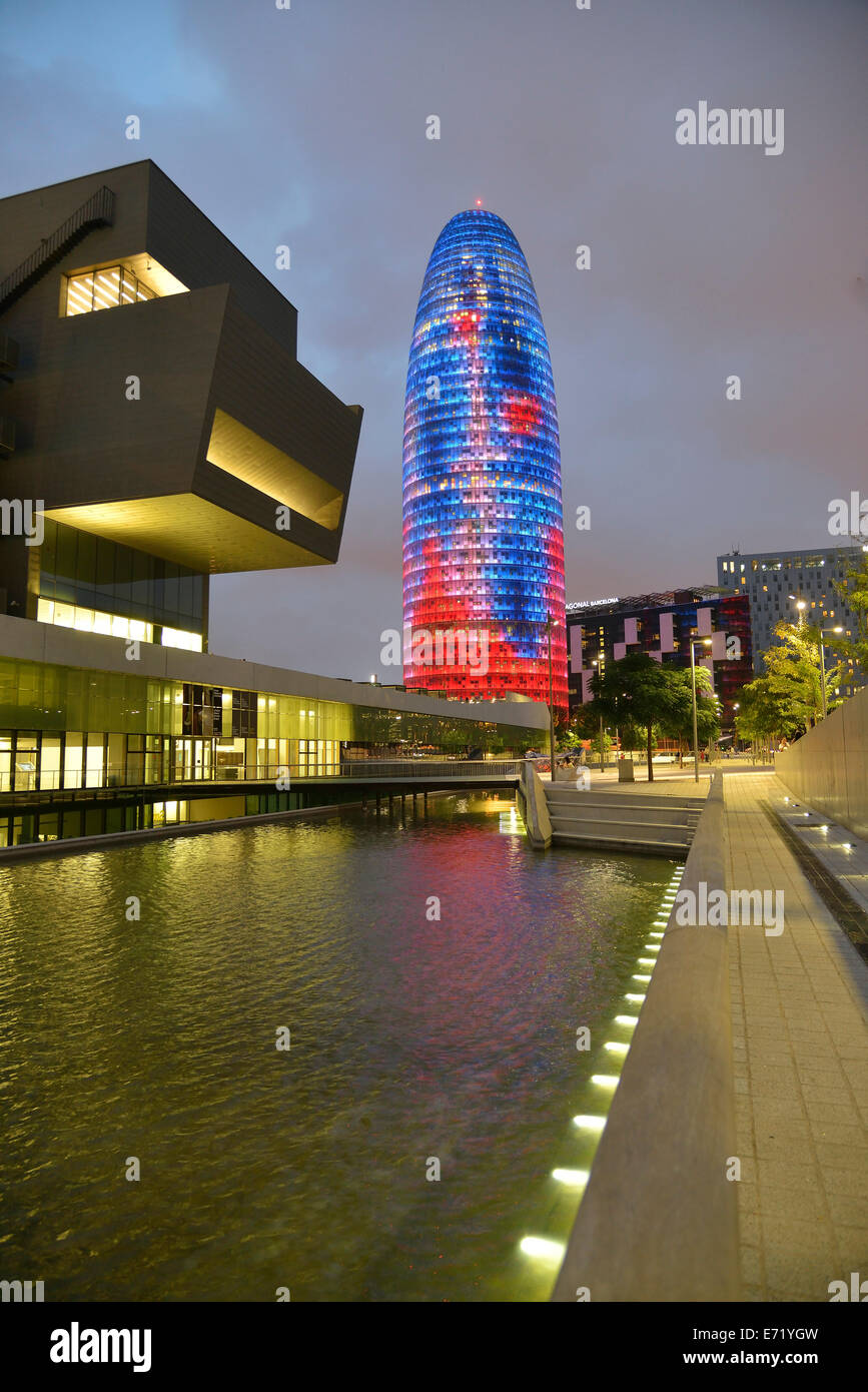 Torre Agbar, de Jean Nouvel, al atardecer, la Avinguda Diagonal, Barcelona, España ​​Catalonia Foto de stock
