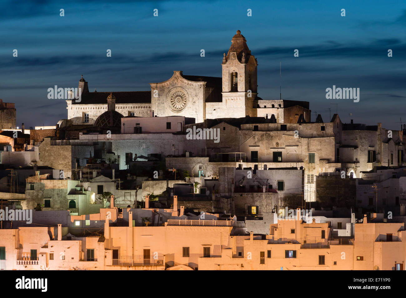 Vista de la ciudad, con la catedral, Ostuni, Puglia, Italia Foto de stock