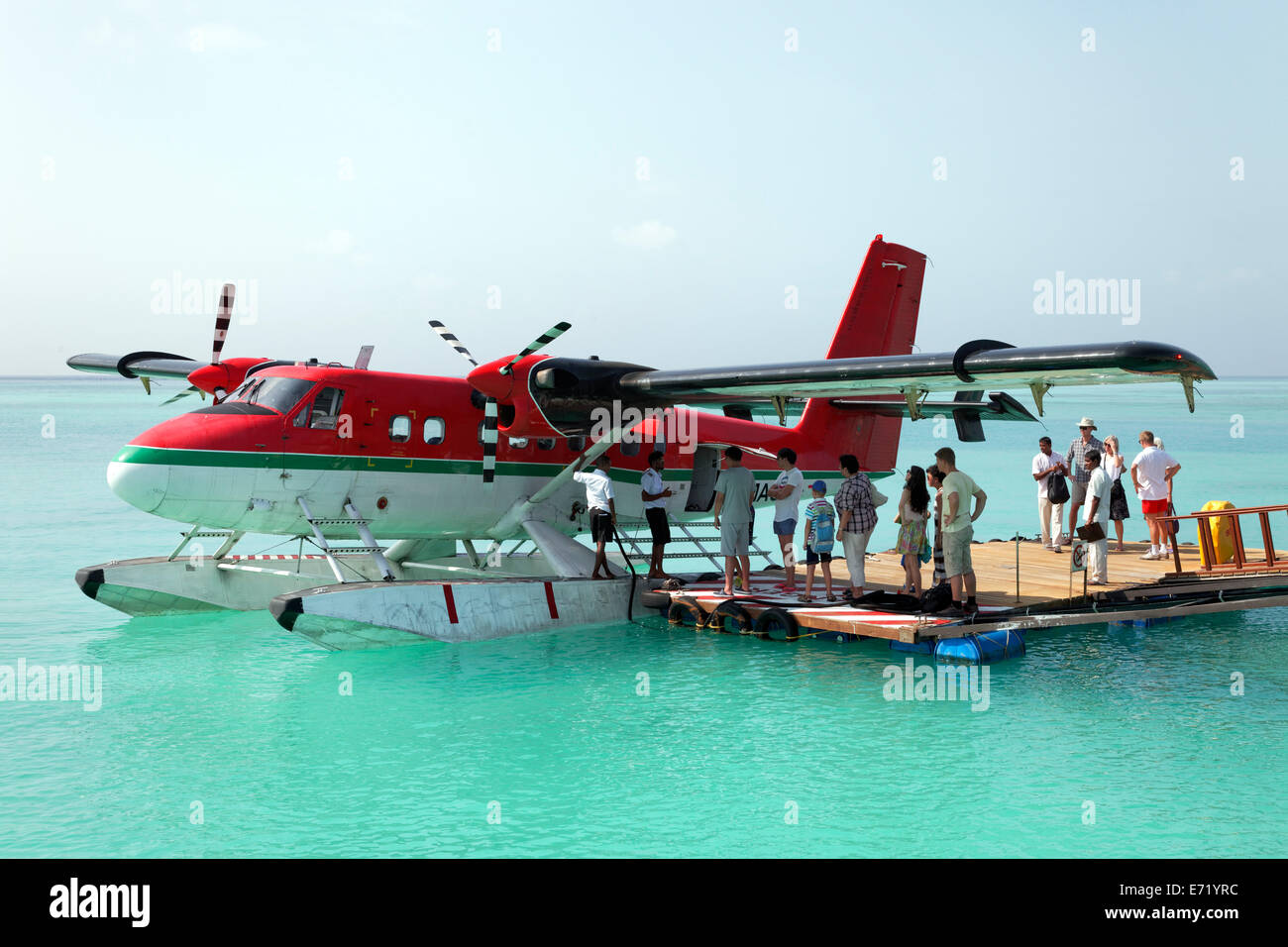 Los pasajeros a bordo de un De Havilland Canada DHC-6 Twin Otter hidroplano pontón flotante, Maldivas Foto de stock