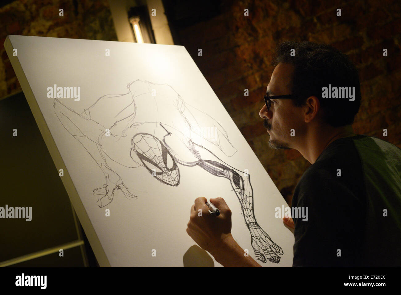 Singapur. 4 Sep, 2014. Dibujante Humberto Ramos bocetos de un dibujo de  Amazing Spider-Man durante el juego y juguete, Singapur (Convención de  cómic STGCC) conferencia de prensa en Singapur, el 4 de