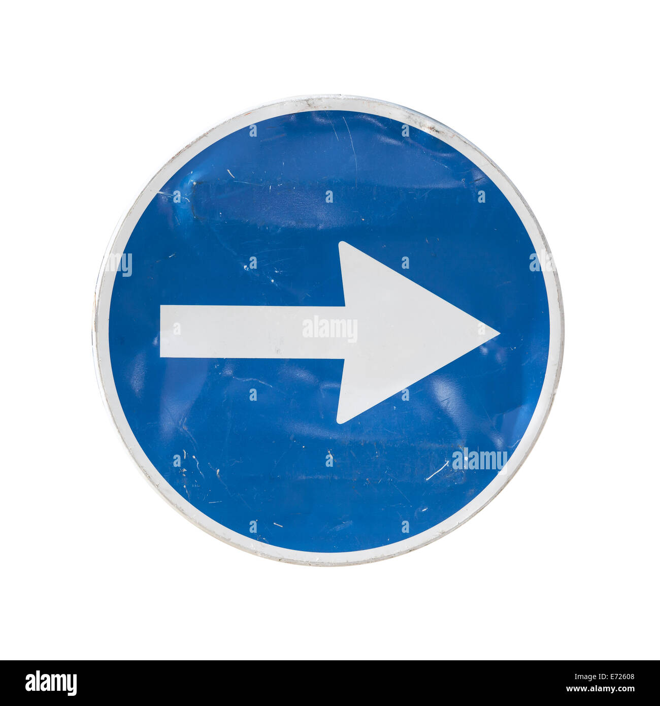 Señal de carretera azul con la flecha blanca a la derecha Foto de stock