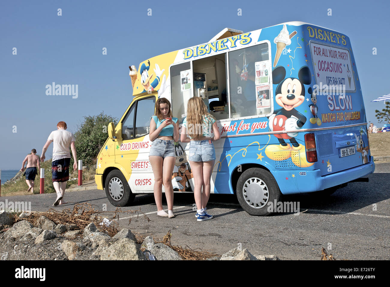 Dos niñas comprar helados de un helado van en Dublín, Irlanda Fotografía de  stock - Alamy