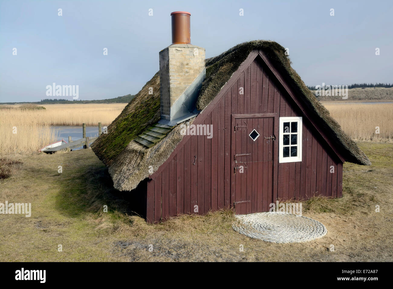 Pesca antigua cabaña con techo de paja, Nymindegab, Ringkøbing Fjord de Jutlandia, Dinamarca Foto de stock