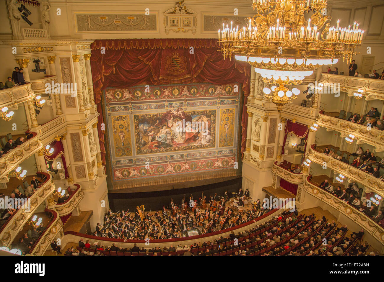 Vista interior de la casa de la Ópera Semper, el Concert Hall, con una gran cortina, la orquesta y el público Foto de stock