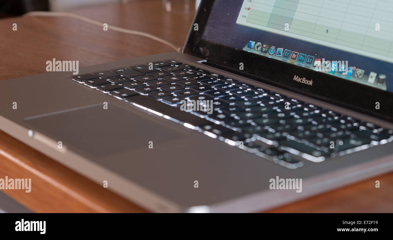 teclado iluminado distintivo de un Apple Macbook laptop sentado en escritorio Fotografía de stock - Alamy