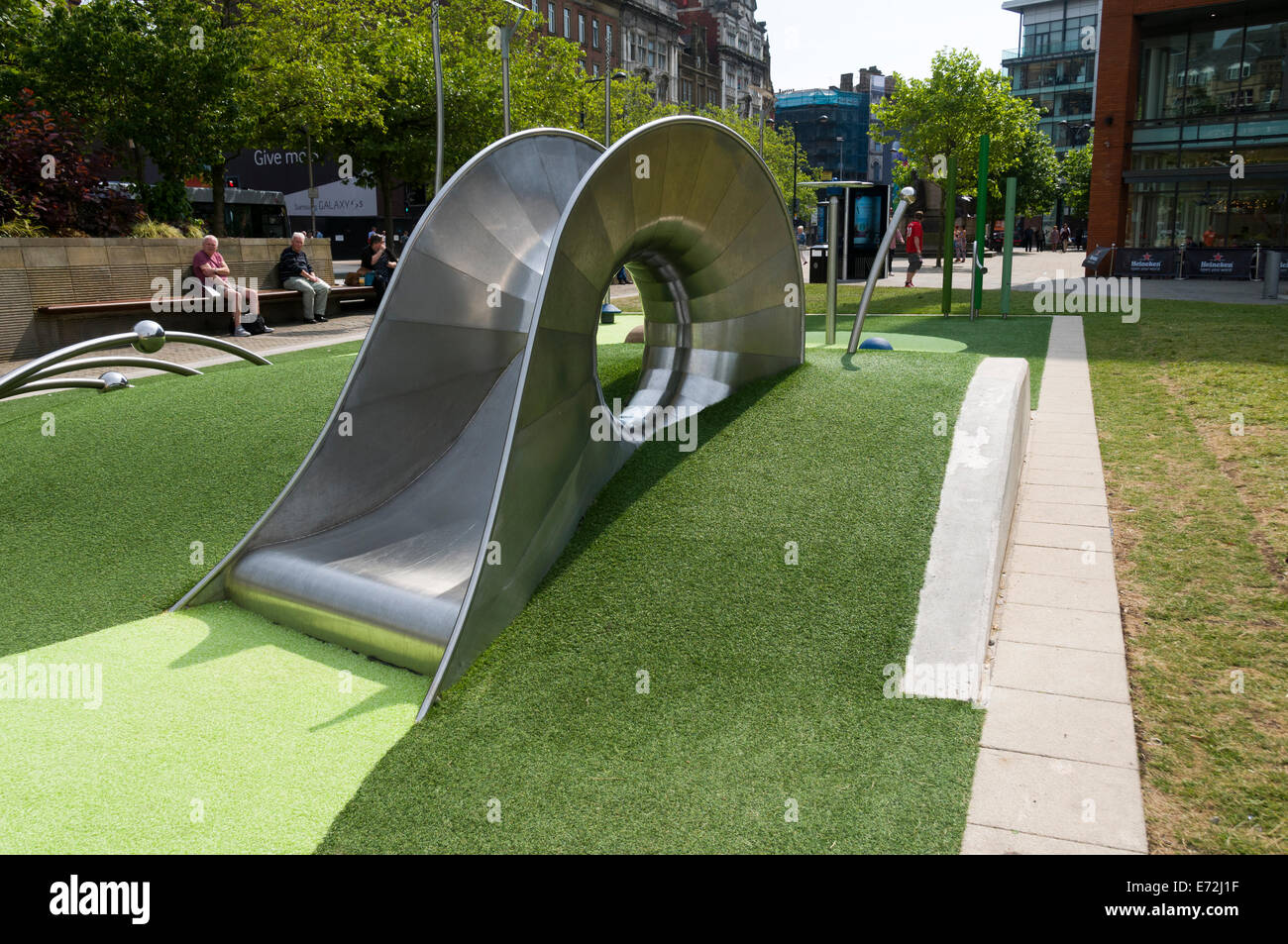 Recién instalado juegos infantiles en Jardines Piccadilly, Manchester, Inglaterra, Reino Unido. Foto de stock