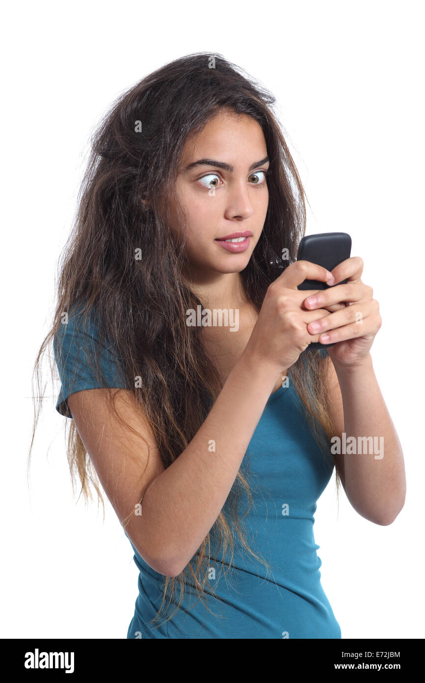 Chica adolescente loco obsesionado con la tecnología de la telefonía móvil aislado sobre un fondo blanco. Foto de stock